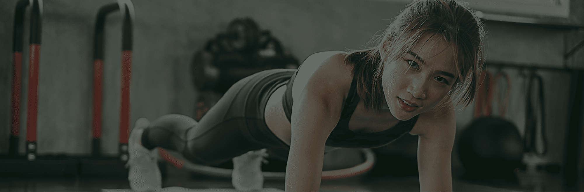 女性が筋トレしている写真 point03 背景